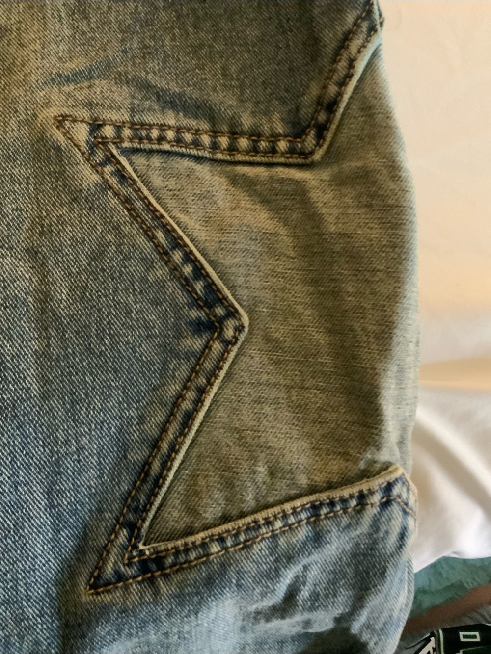 High-rise Wide-Leg Star Patch Jeans in Light Blue with Metal Belt Accent - Picture 6 of 10